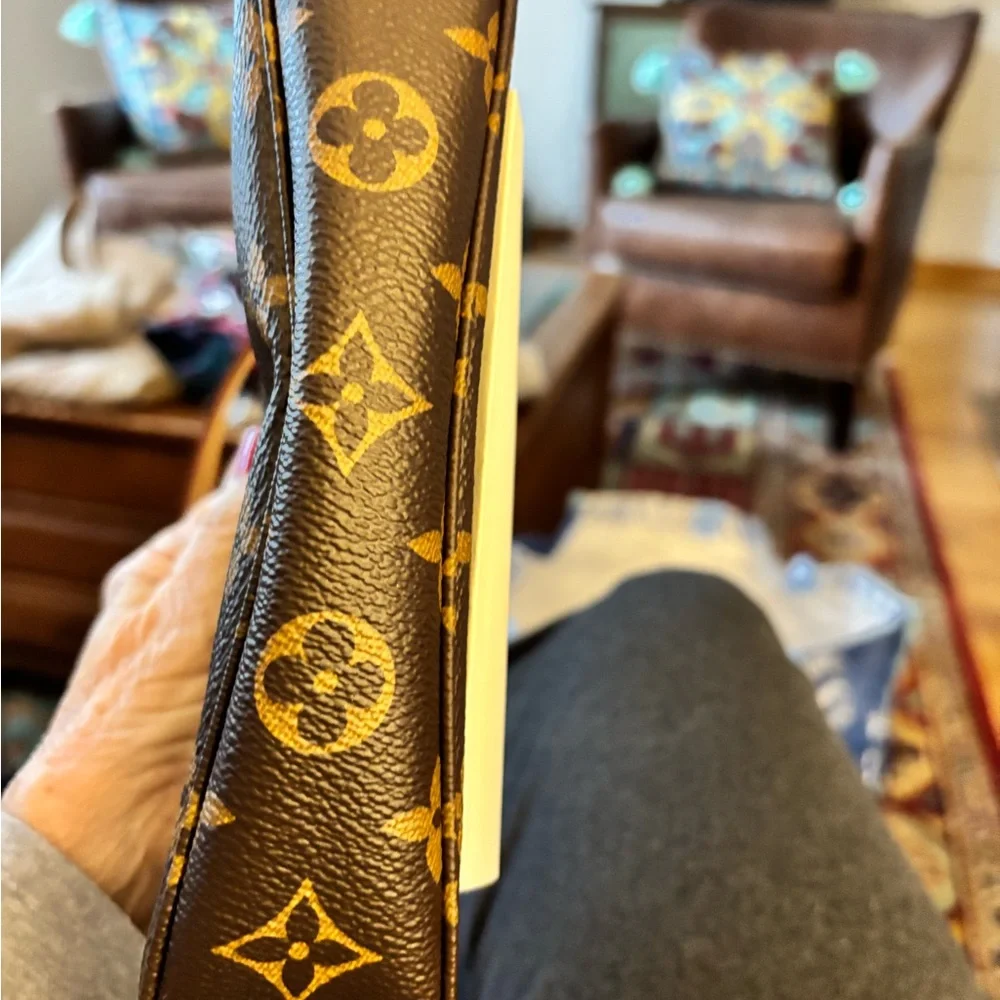 Brand new LV pochette monogram purse - Picture 2 of 10